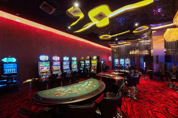 Một người phụ nữ quyến rũ cầm chip casino trong không gian ánh đèn rực rỡ, đại diện cho bầu không khí casino trực tuyến của F8BEF2.