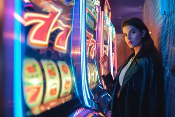 Một dealer chuyên nghiệp chào đón người chơi tại bàn roulette, gợi lên cảm giác casino trực tiếp chân thực trên F8BEF2.