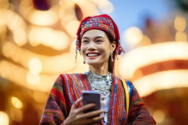 Một cô gái đứng cạnh các máy slot rực sáng, thể hiện sự phong phú của danh mục slot tại F8BEF2.