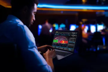 Cận cảnh vòng roulette cùng những đồng xu vàng, thể hiện nhịp chơi sống động trong khu vực casino của F8BEF2.