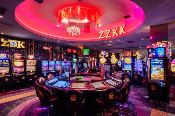 Một cô gái trong bộ váy xanh sang trọng đứng cạnh vòng roulette, gợi lên bầu không khí casino cao cấp của F8BEF2.