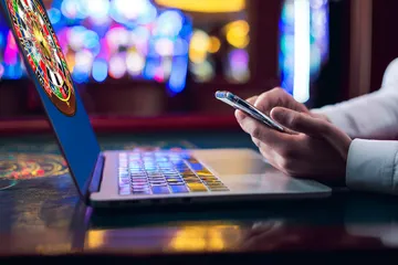 Một cô gái mỉm cười bên cạnh các máy slot sáng rực với biểu tượng may mắn, thể hiện danh mục slot nổi bật của F8BEF2.