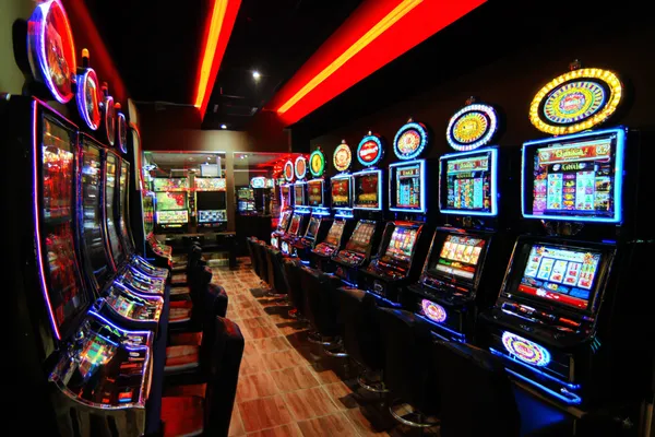 Một dealer tự tin giữa các chip casino mời người chơi truy cập tài khoản F8BEF2, thể hiện quy trình đăng nhập nhanh chóng.