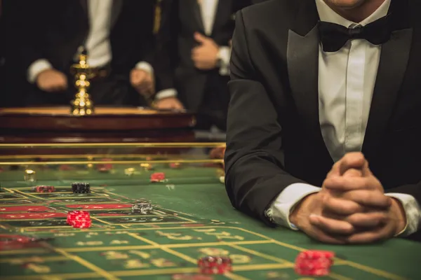 Một người dùng thao tác trên thiết bị trước nền casino huyền ảo, minh họa quá trình truy cập lại tài khoản mượt mà tại F8BEF2.